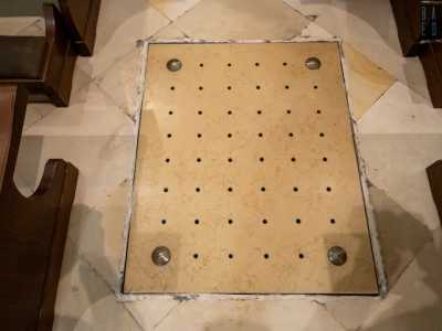 � da qui che si accede ai resti del tempio medievale, che non riusciamo purtroppo a raggiungere perch� il passaggio risulta bloccato